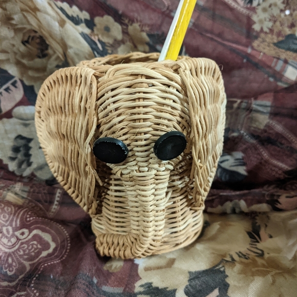 Wicker basket elephant pencil holder - Picture 1 of 3